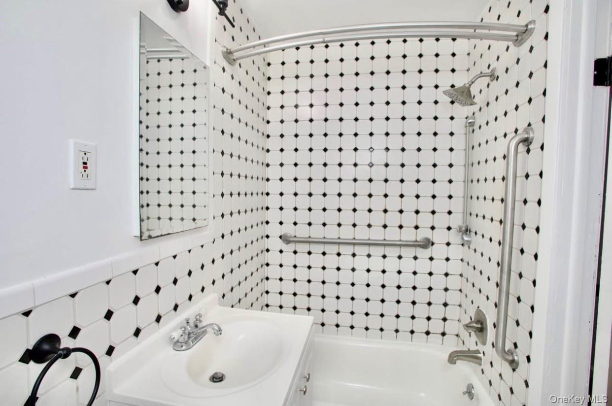 #13 photo, 10 Tollgate Court, Lynbrook , NY 11563