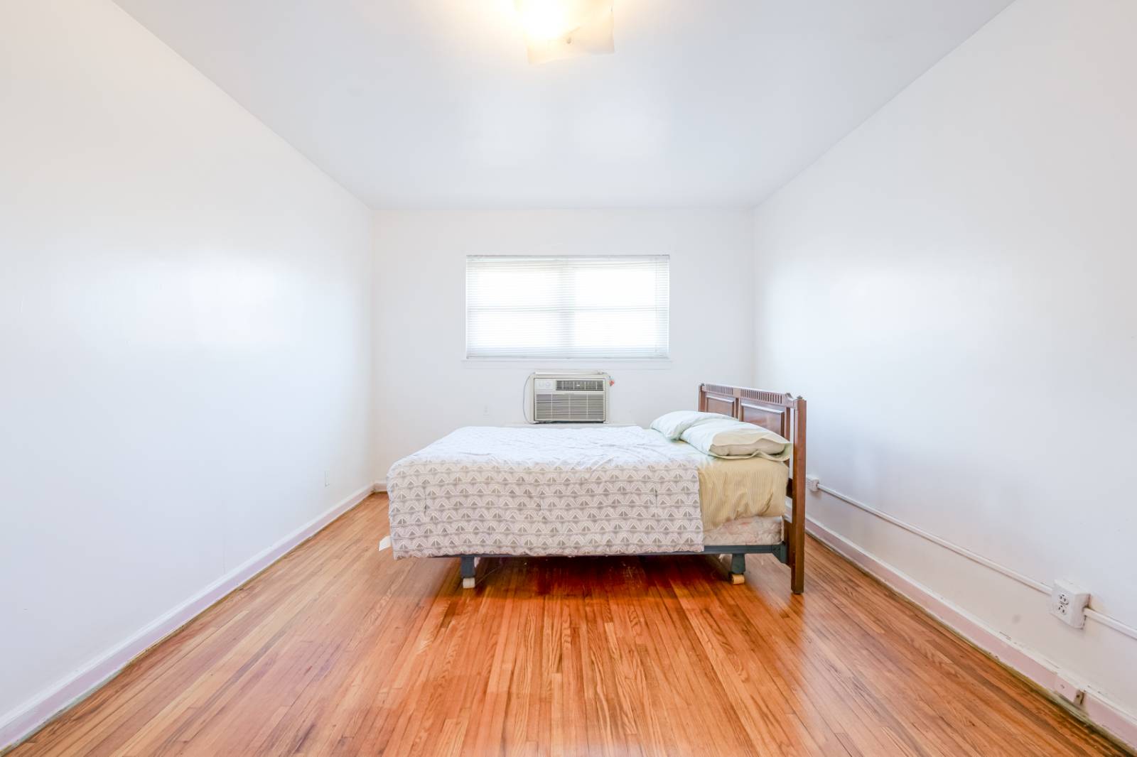 #21 photo, 3617 Laconia Ave, Bronx , NY 10469