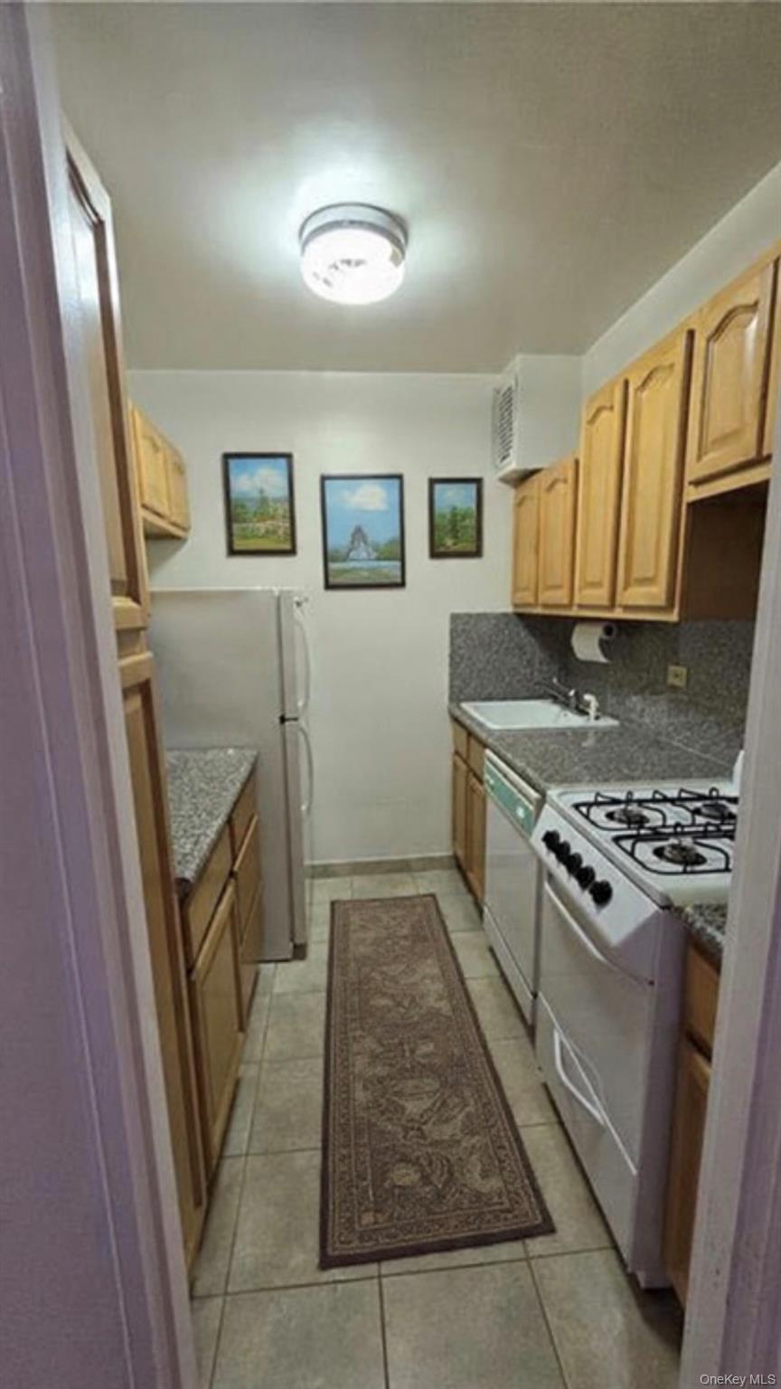 #3 photo, 142-05 Roosevelt Avenue, Куинс ‖ Flushing , NY 11354