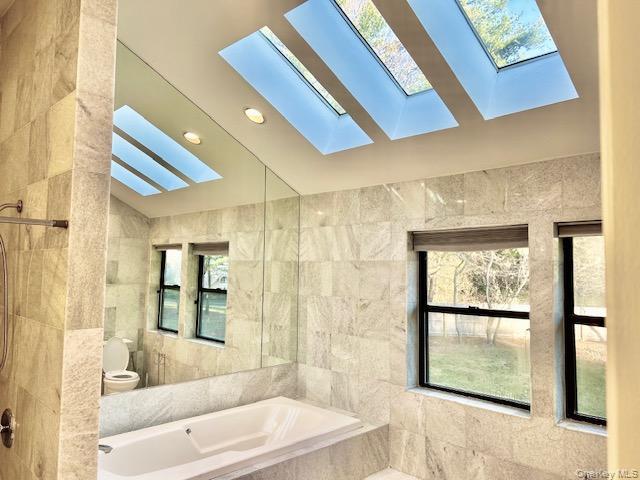 #18 photo, 5 Carman Court, सफ़ोक काउंटी Dix Hills , NY 11746