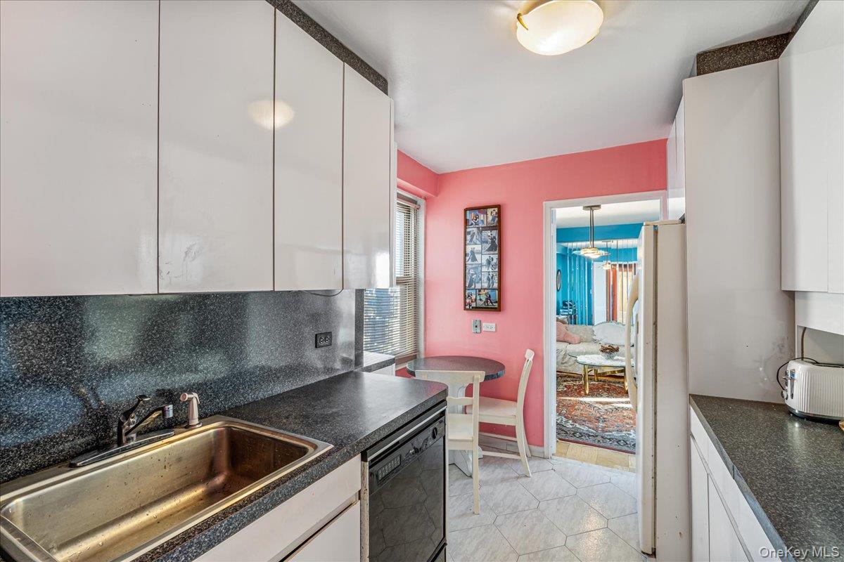 #11 photo, 110-11 Queens Boulevard, Forest Hills , NY 11375