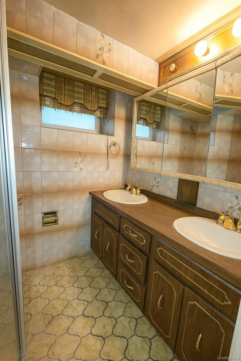 #19 photo, 97-32 84th Street, Ozone Park , NY 11416