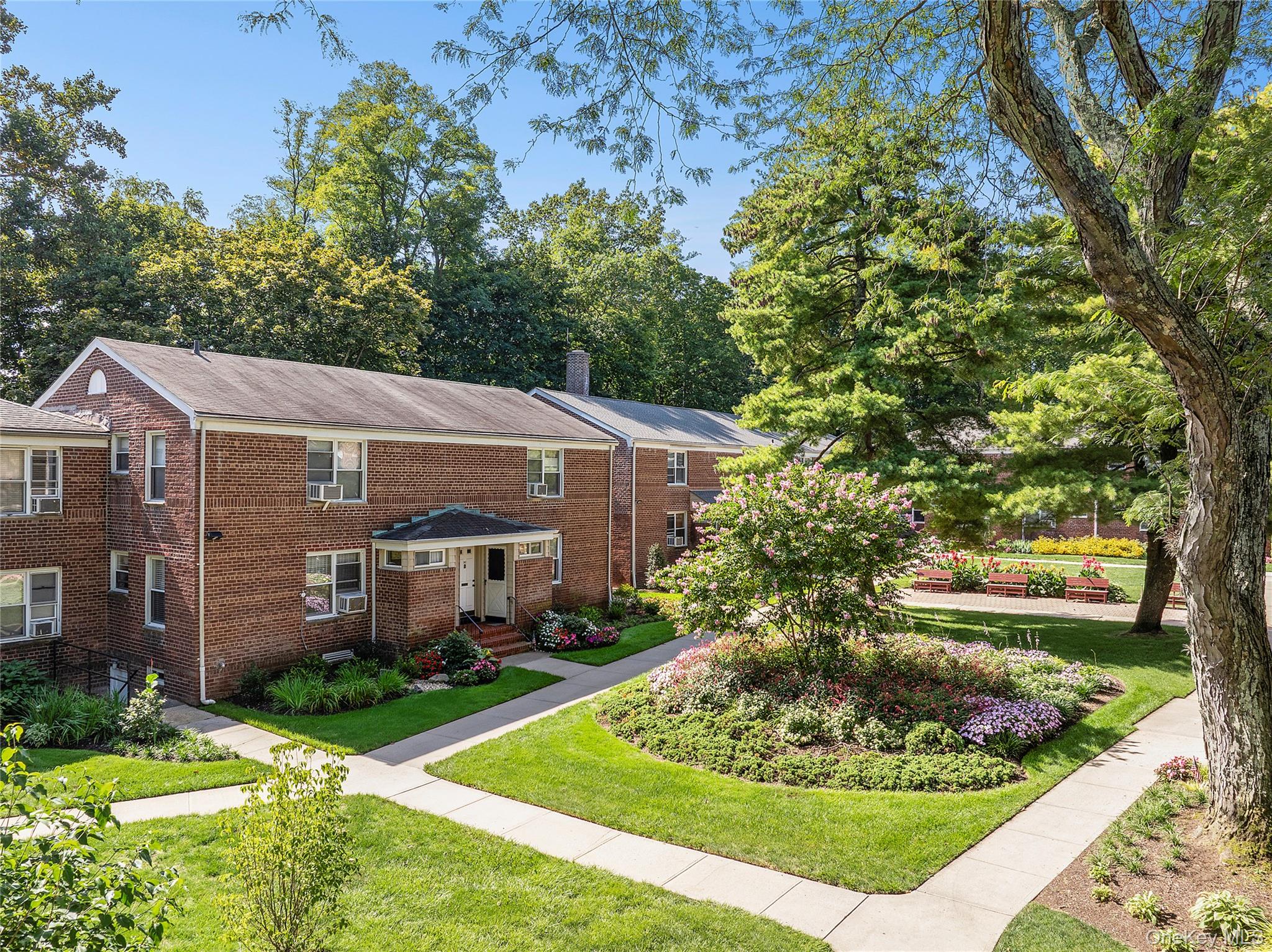 #1 photo, 44 Edwards Street, מחוז נסאו Roslyn Heights , NY 11577