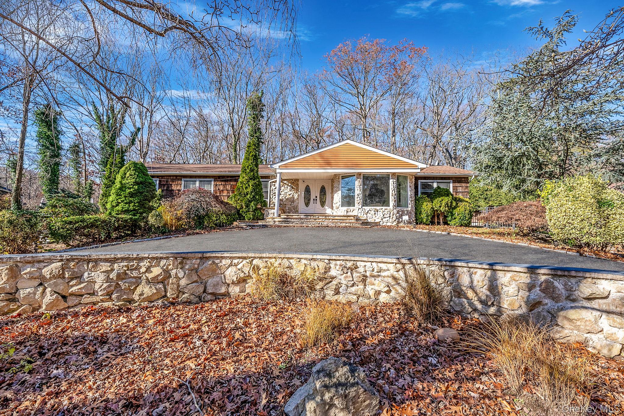 #4 photo, 25 Farmington Lane, Melville , NY 11747