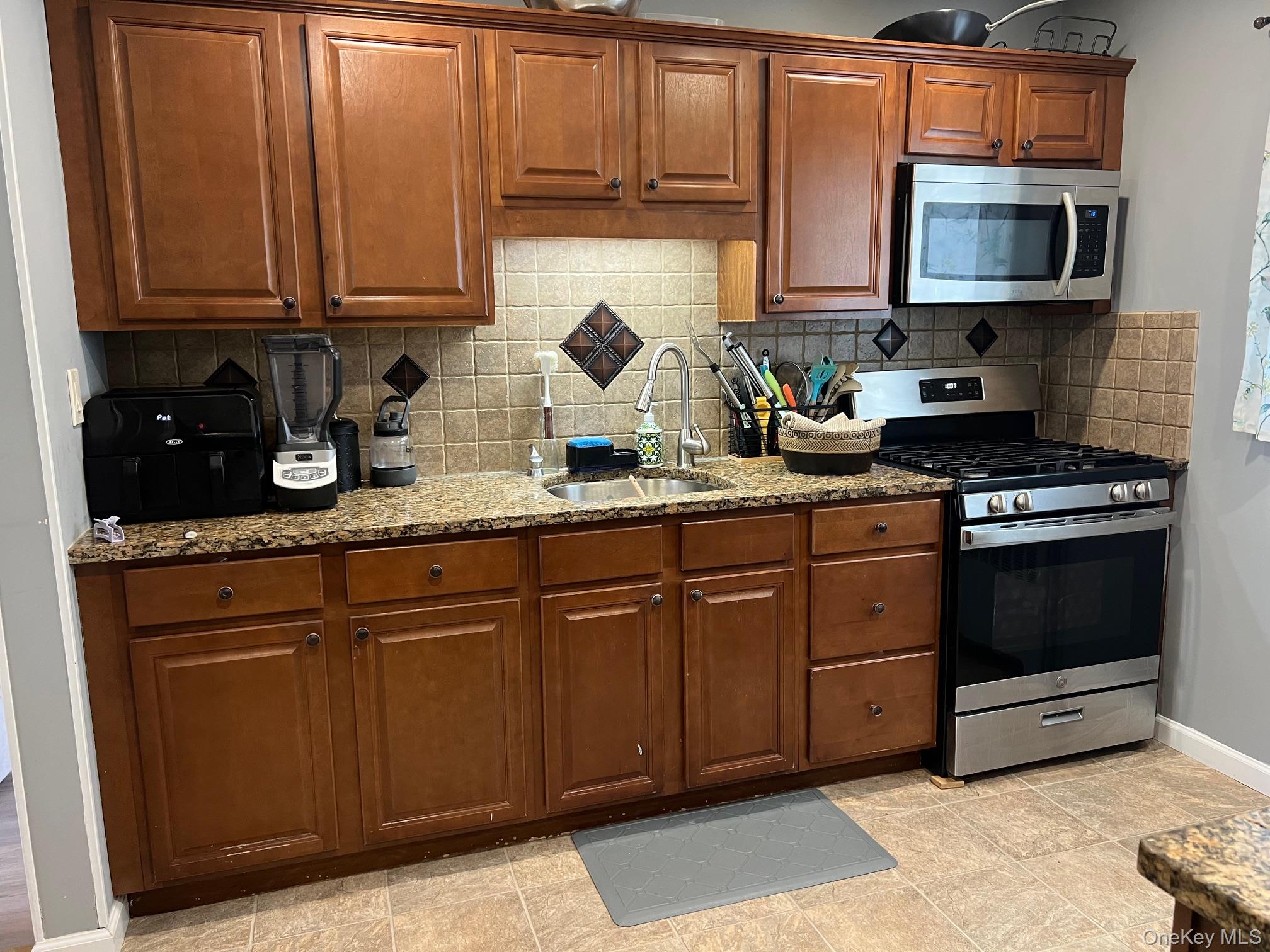 #4 photo, 49 Catalpa Street, 롱 아일랜드 North Babylon , NY 11703