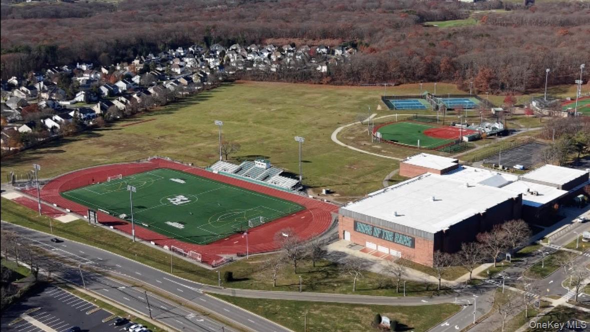 #17 photo, 210 Fulton Street, מחוז נסאו Farmingdale , NY 11735