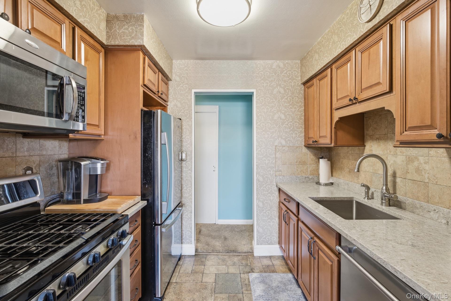 #5 photo, 210 Fulton Street, מחוז נסאו Farmingdale , NY 11735