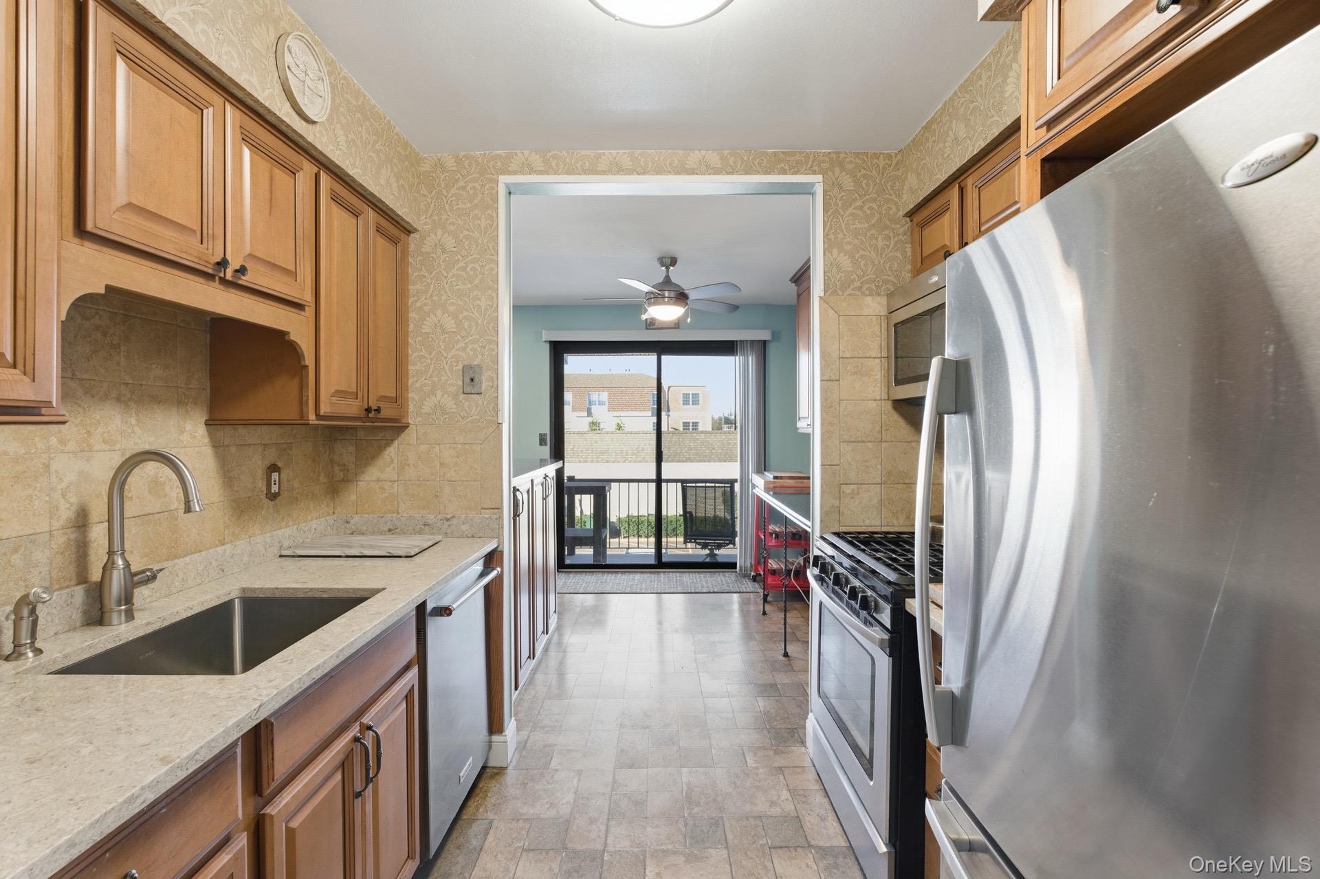 #6 photo, 210 Fulton Street, מחוז נסאו Farmingdale , NY 11735