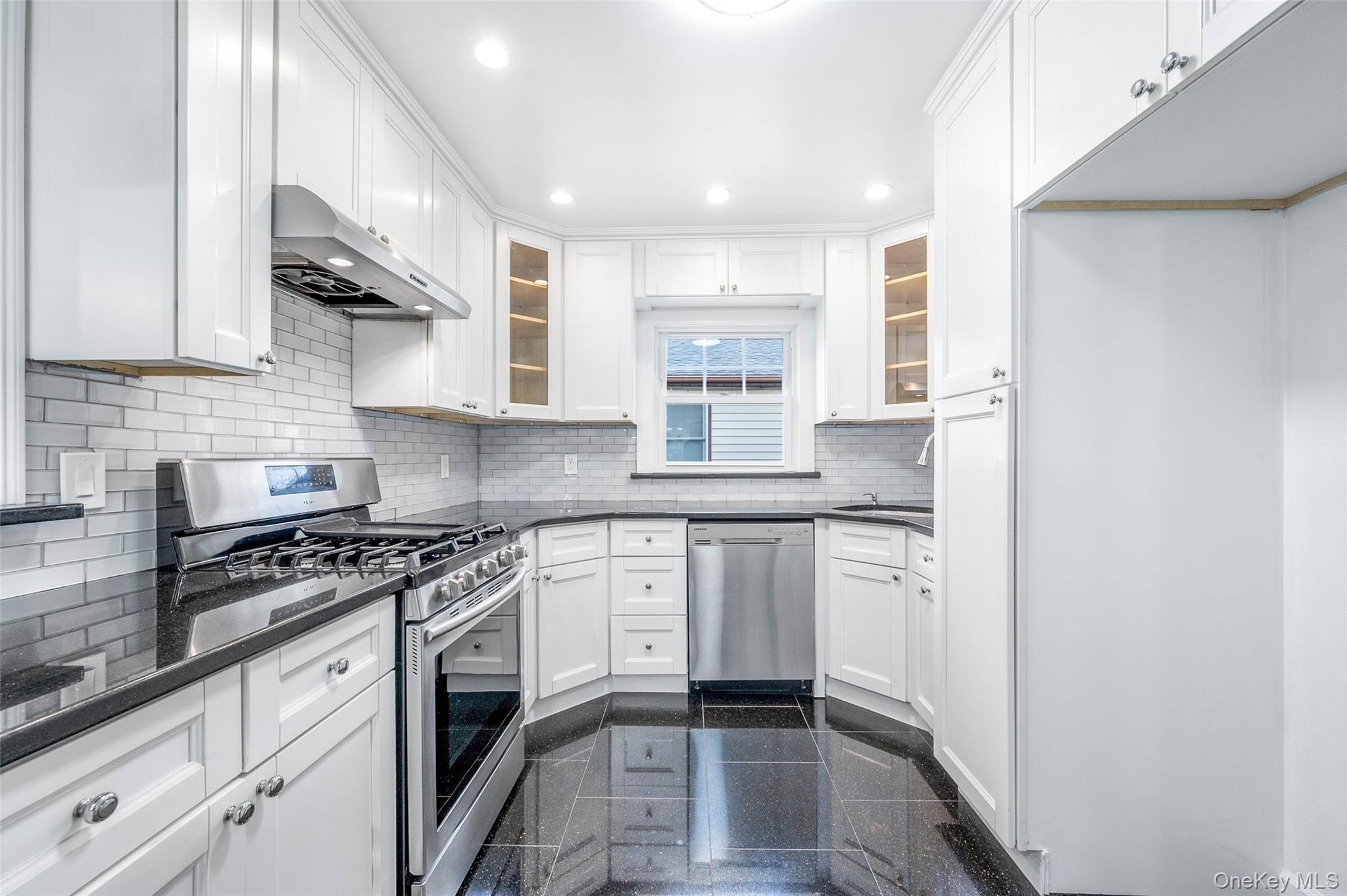 #8 photo, 22 Sandalwood Avenue, 长岛 Valley Stream , NY 11581