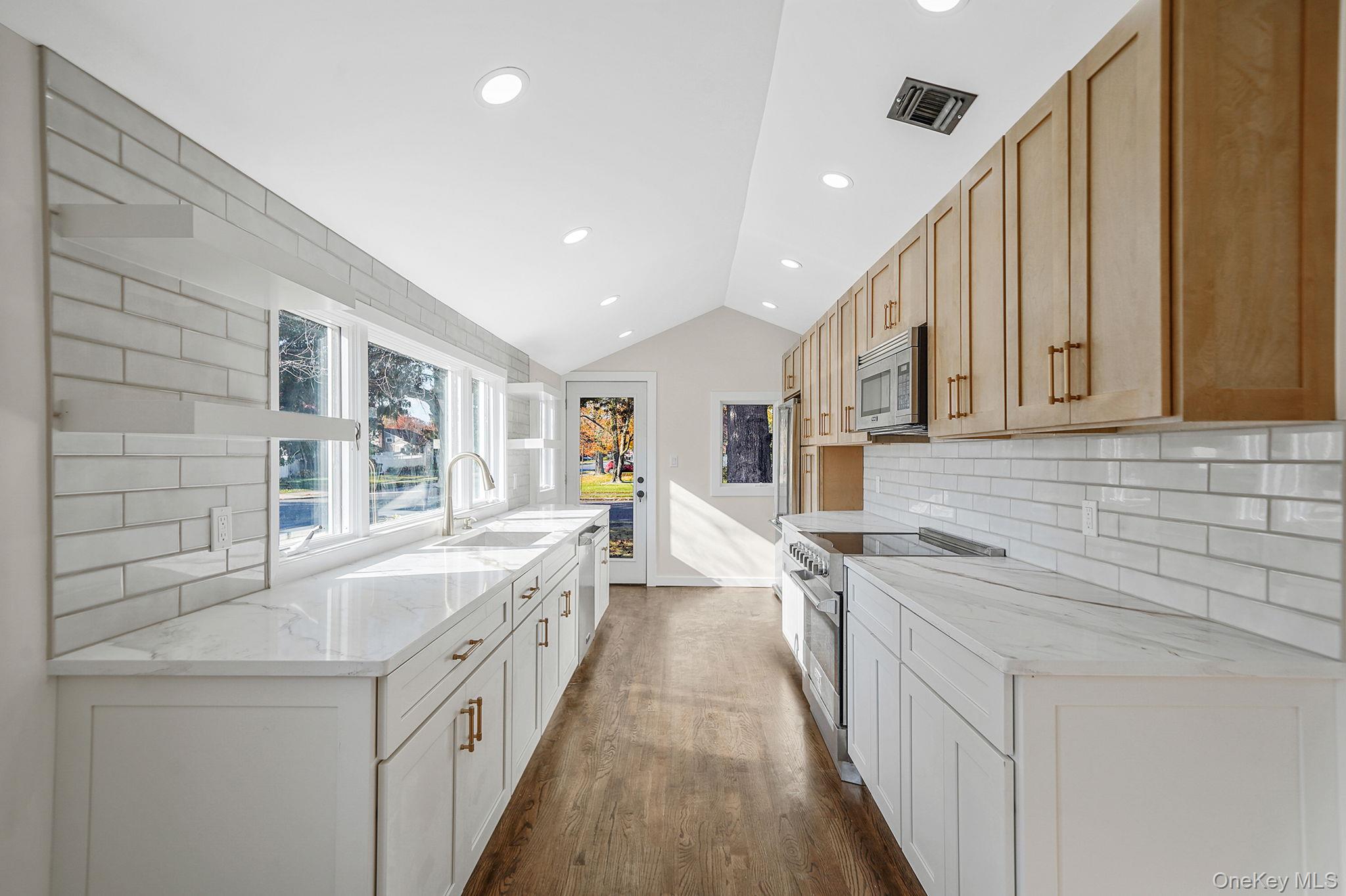 #9 photo, 67 Bardolier Lane, 东长岛 海湾 Bay Shore , NY 11706