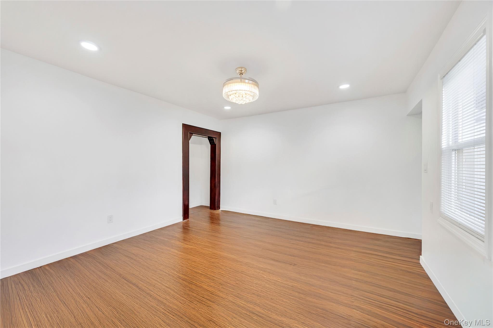 #8 photo, 192-23 116th Road, कुईंस Saint Albans , NY 11412