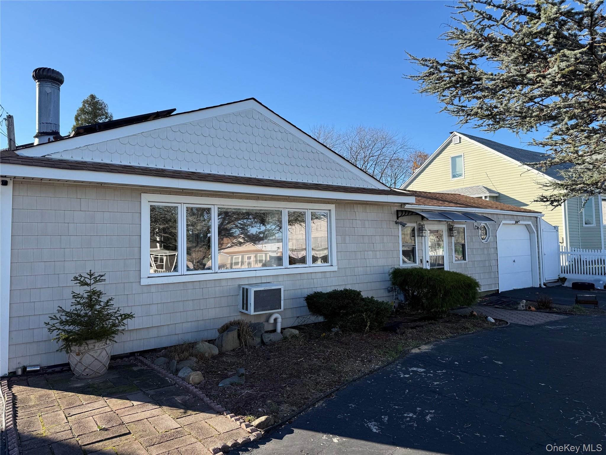 #5 photo, 613 Madison Avenue, Lindenhurst , NY 11757