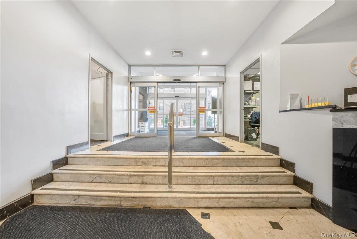 #3 photo, 125-10 Queens Boulevard, קווינס Kew Gardens , NY 11415