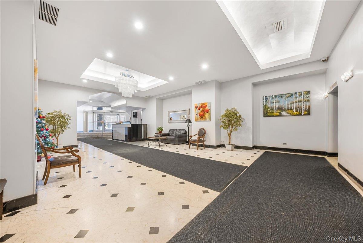 #4 photo, 125-10 Queens Boulevard, קווינס Kew Gardens , NY 11415