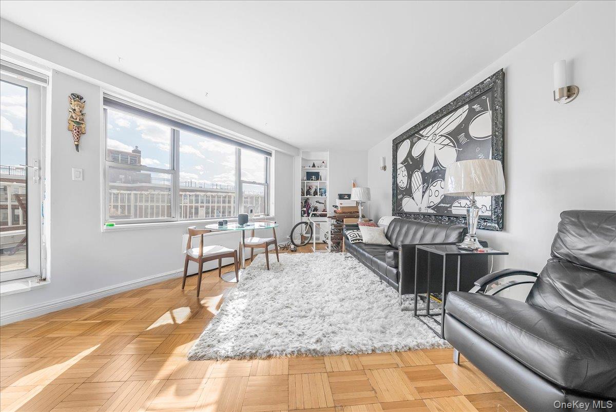 #9 photo, 125-10 Queens Boulevard, קווינס Kew Gardens , NY 11415