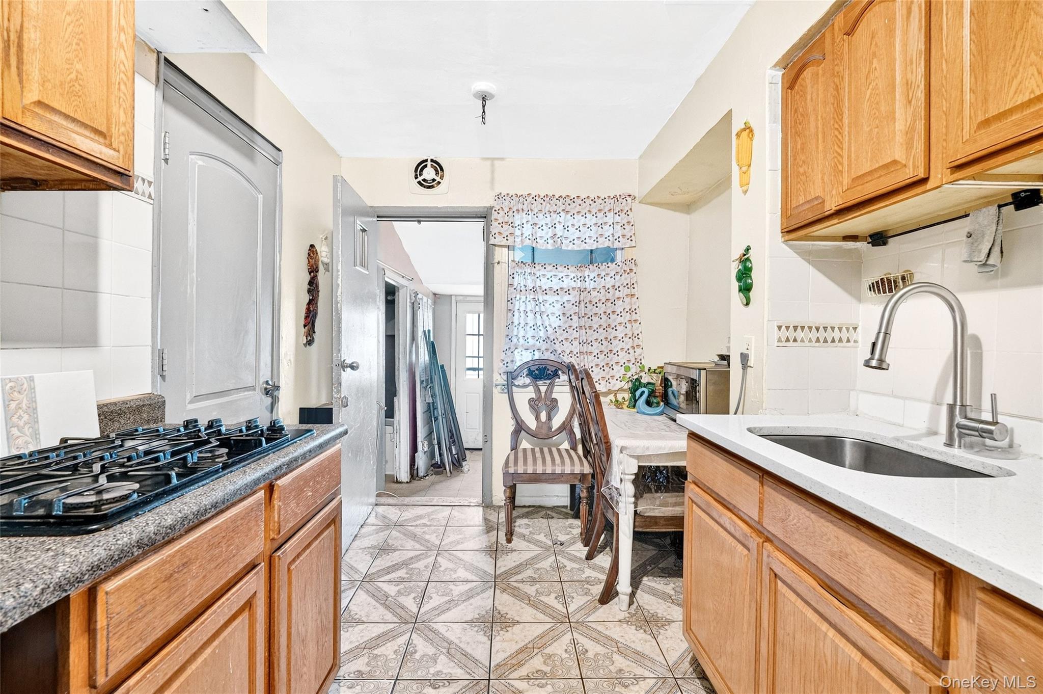 #9 photo, 1007 E 215th Street, 브롱크스 Bronx , NY 10469