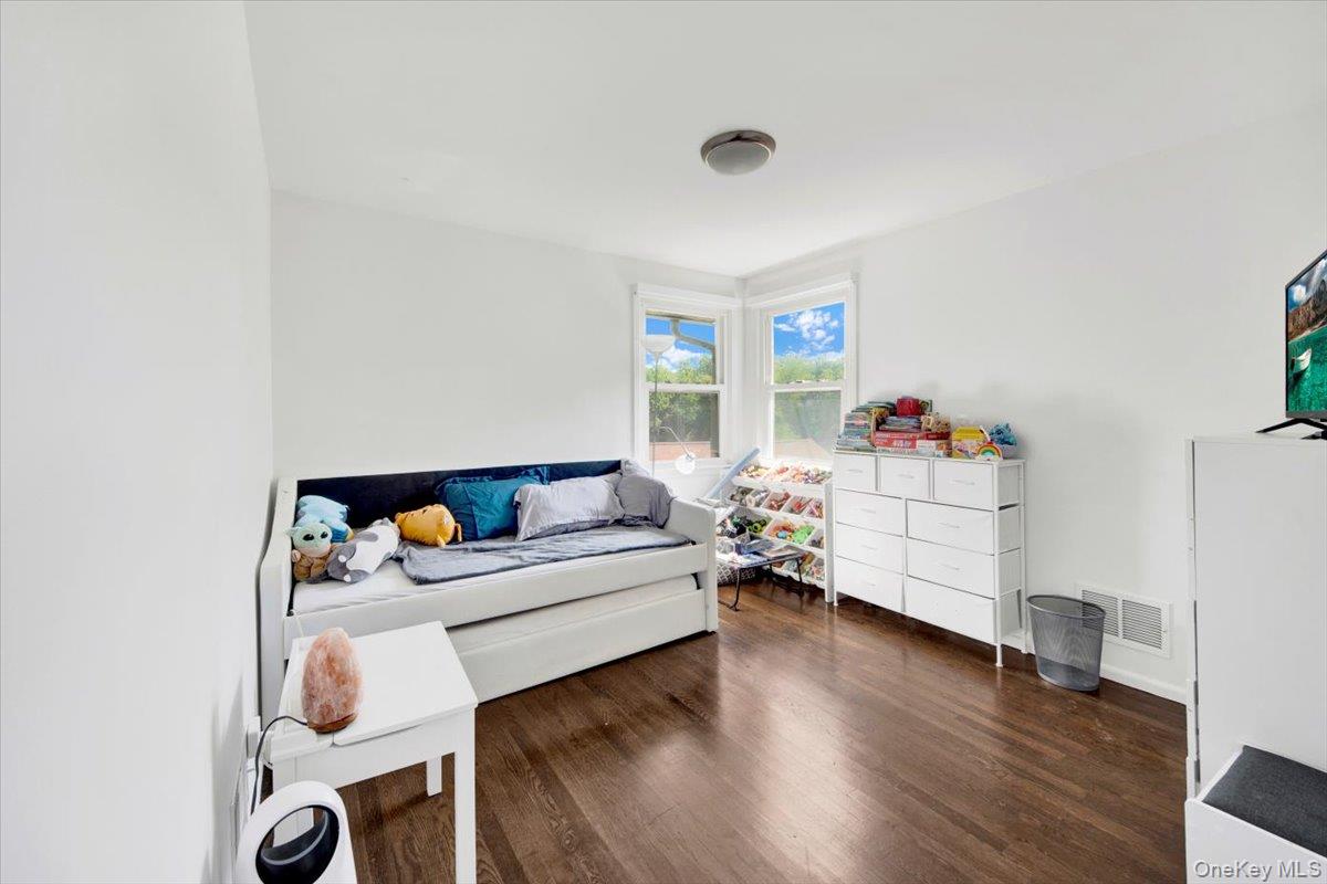 #17 photo, 270 Victory Boulevard, New Rochelle , NY 10804