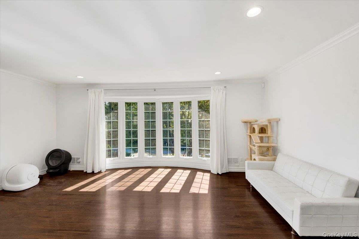 #4 photo, 270 Victory Boulevard, New Rochelle , NY 10804