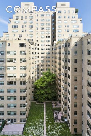 #4 photo, 20 E 9th Street, Greenwich Village , NY 10003