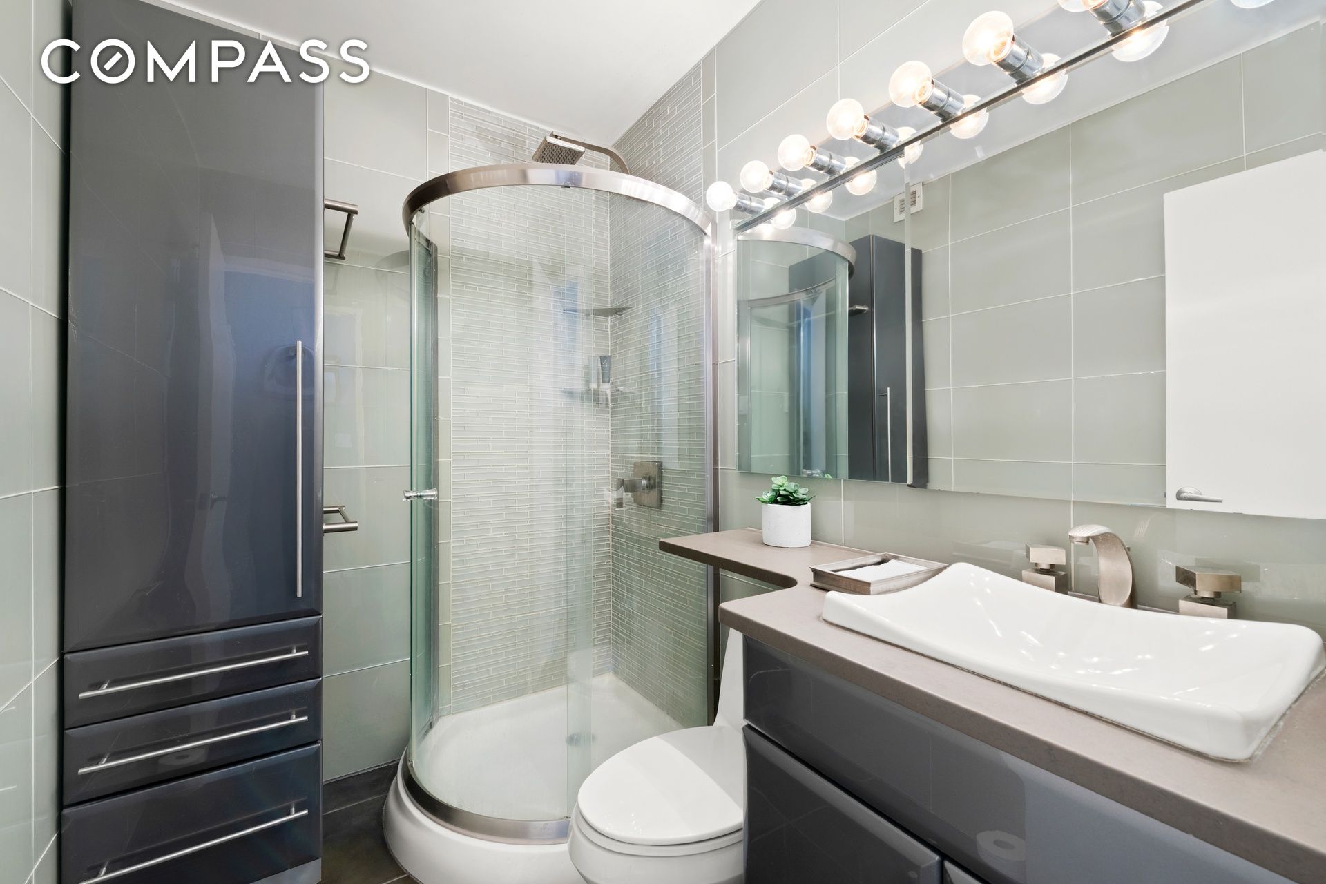 #9 photo, 20 E 9th Street, Greenwich Village , NY 10003