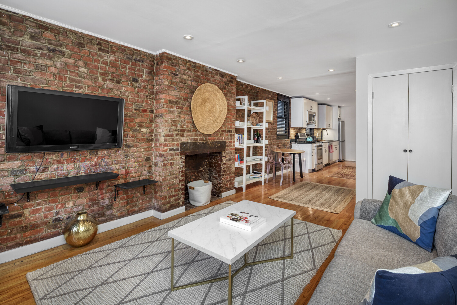 #3 photo, 334 E 5TH Street, East Village , NY 10003