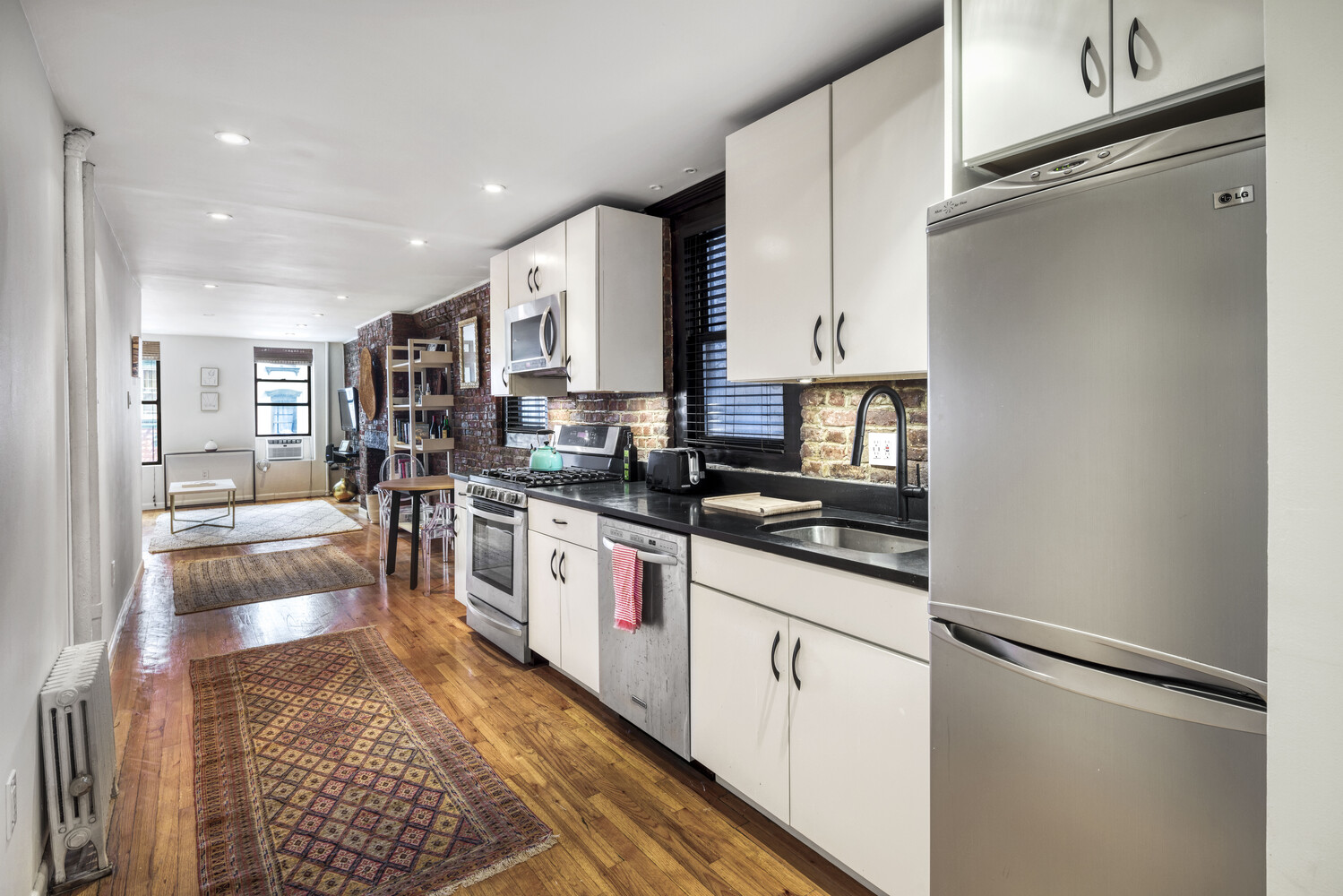 #5 photo, 334 E 5TH Street, East Village , NY 10003