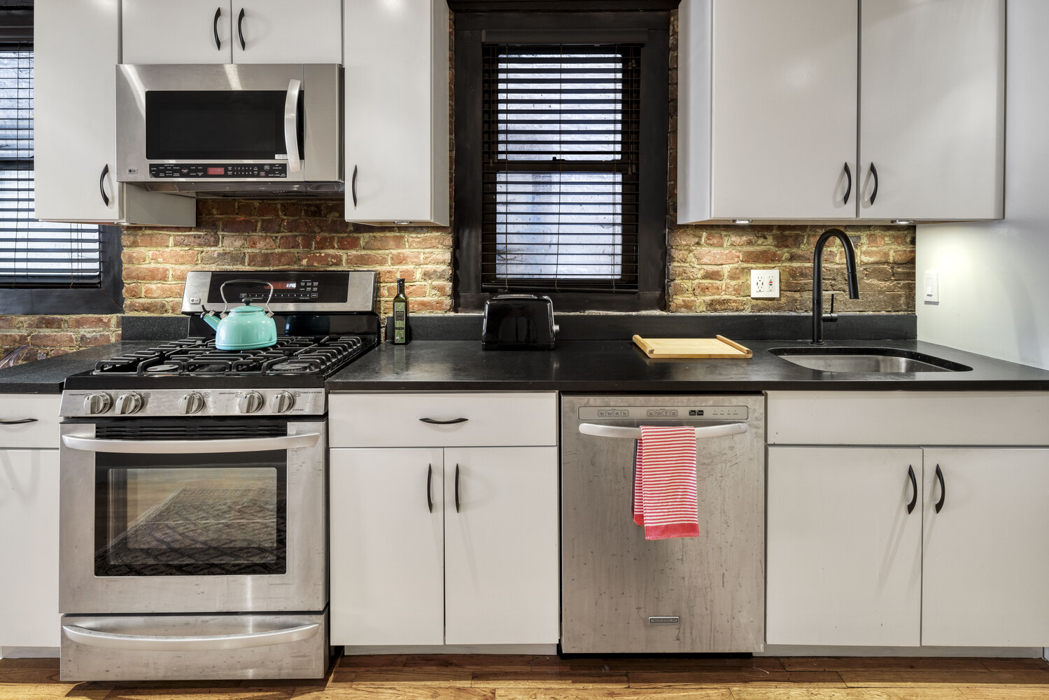 #6 photo, 334 E 5TH Street, East Village , NY 10003