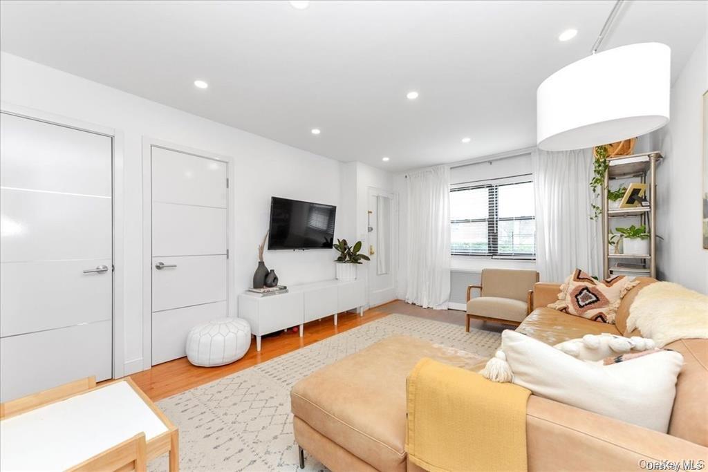 #3 photo, 144-11 77 Road, קווינס Kew Garden Hills , NY 11367