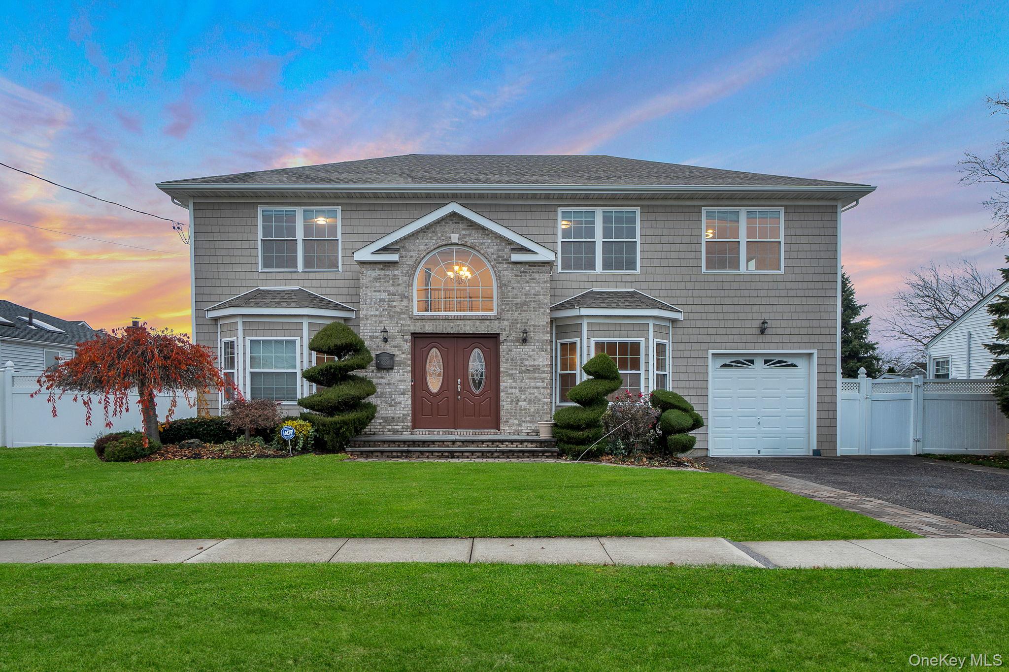 #1 photo, 134 10 th Street, हिक्सविले Hicksville , NY 11801