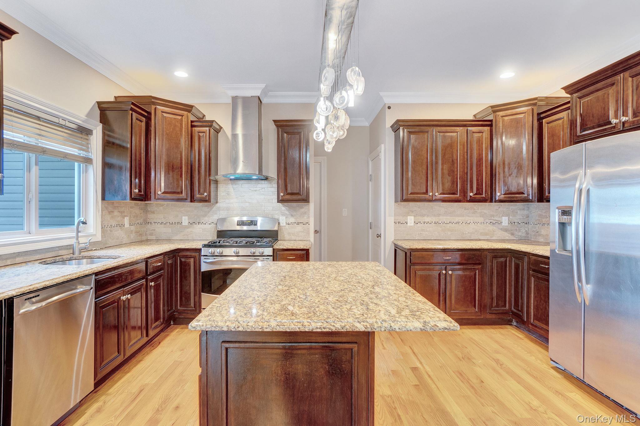 #11 photo, 134 10 th Street, हिक्सविले Hicksville , NY 11801