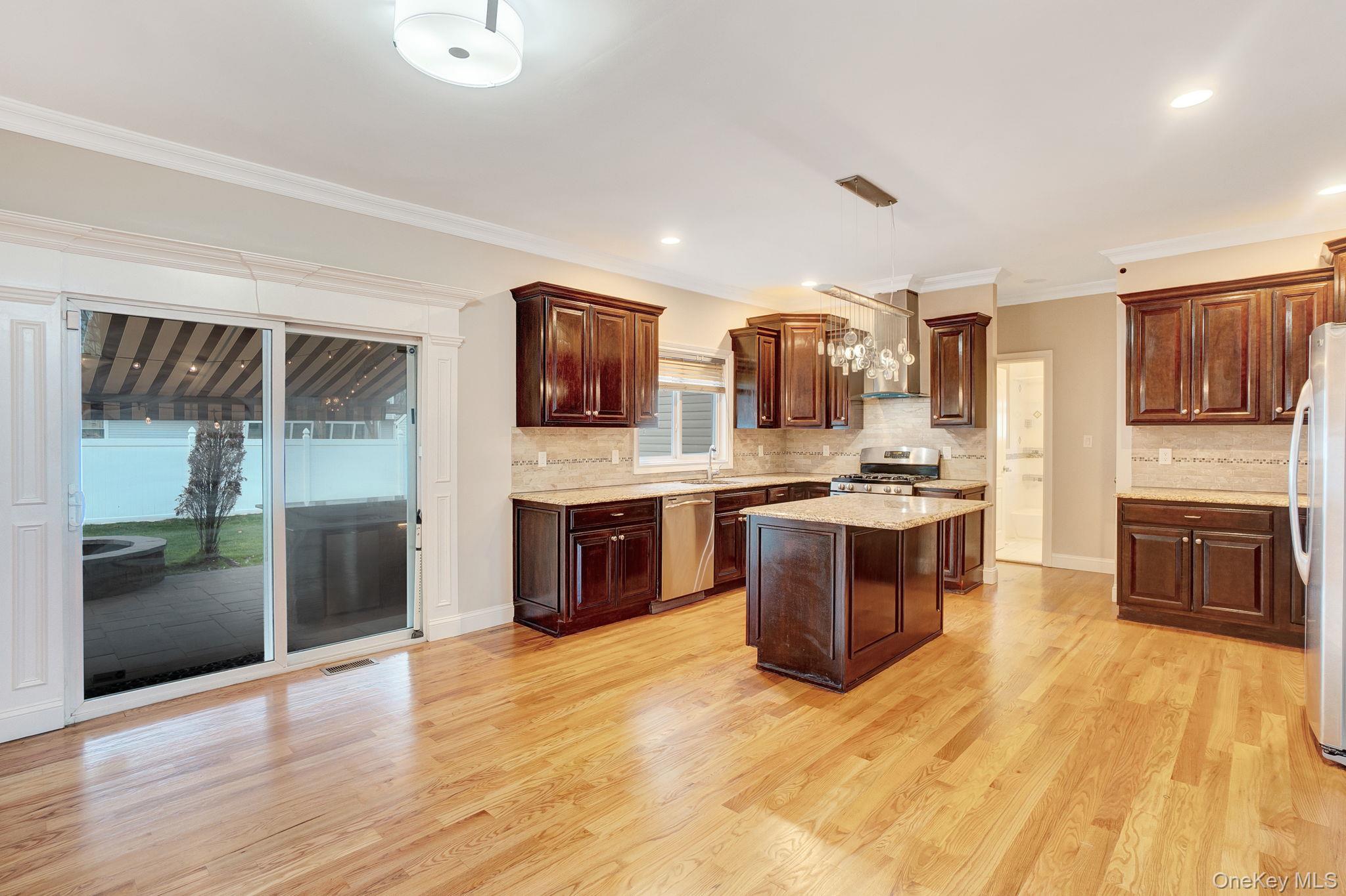 #14 photo, 134 10 th Street, हिक्सविले Hicksville , NY 11801