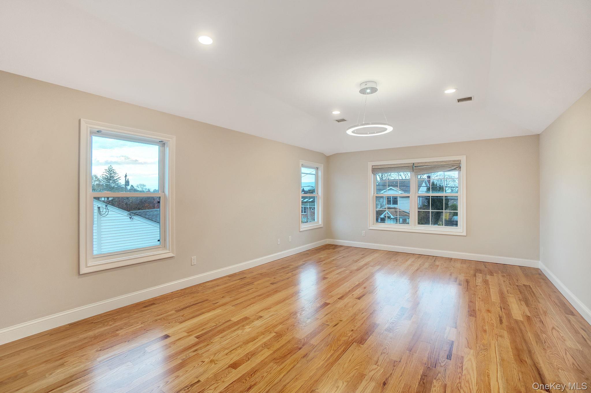 #19 photo, 134 10 th Street, हिक्सविले Hicksville , NY 11801