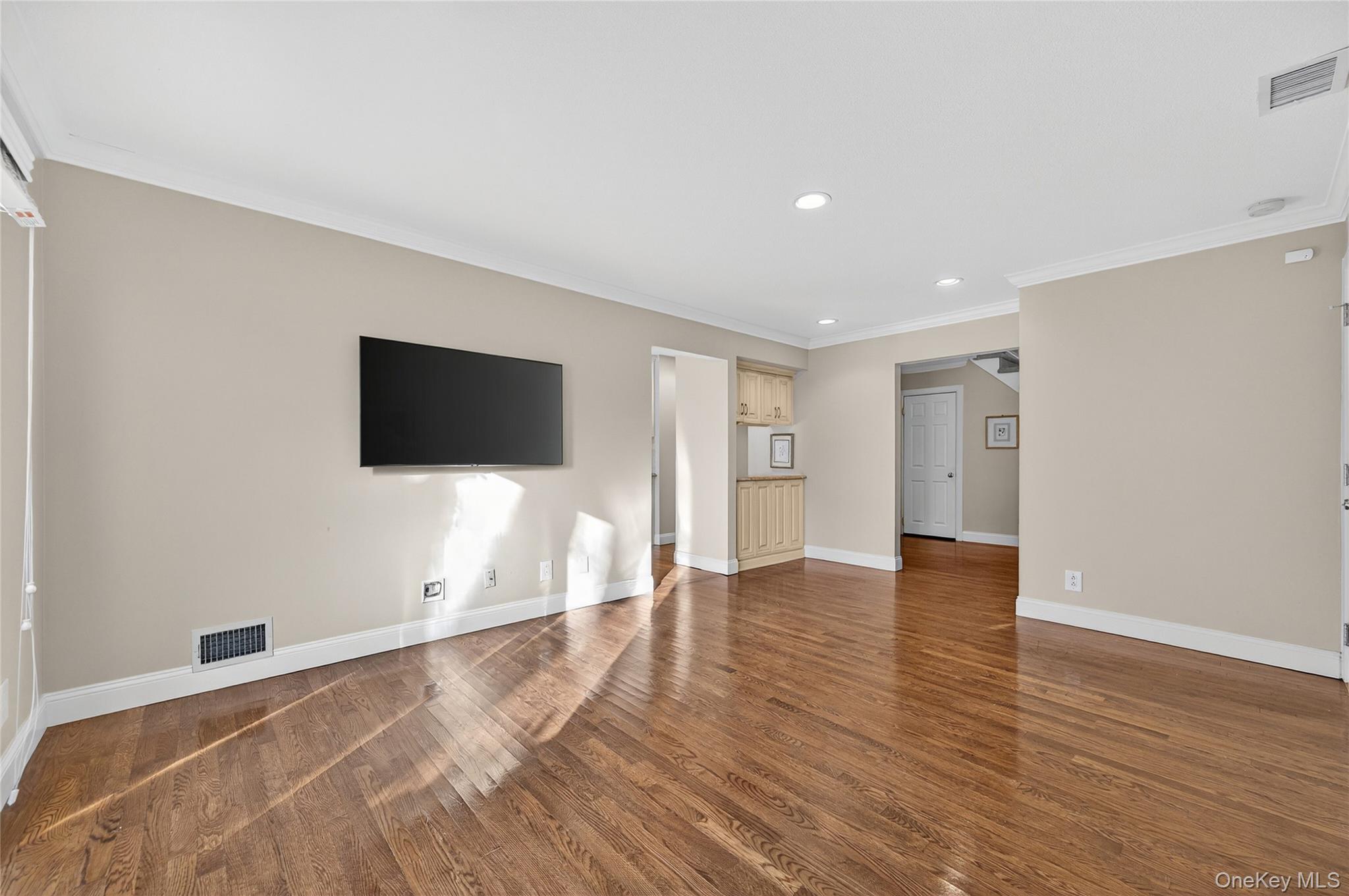 #12 photo, 7 Meadowood Drive, Jericho , NY 11753