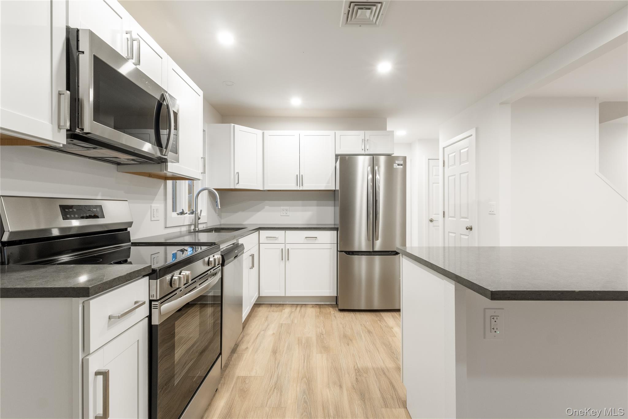 #2 photo, 10 Overbrook Street, সাফোক কাউন্টি Riverhead , NY 11901