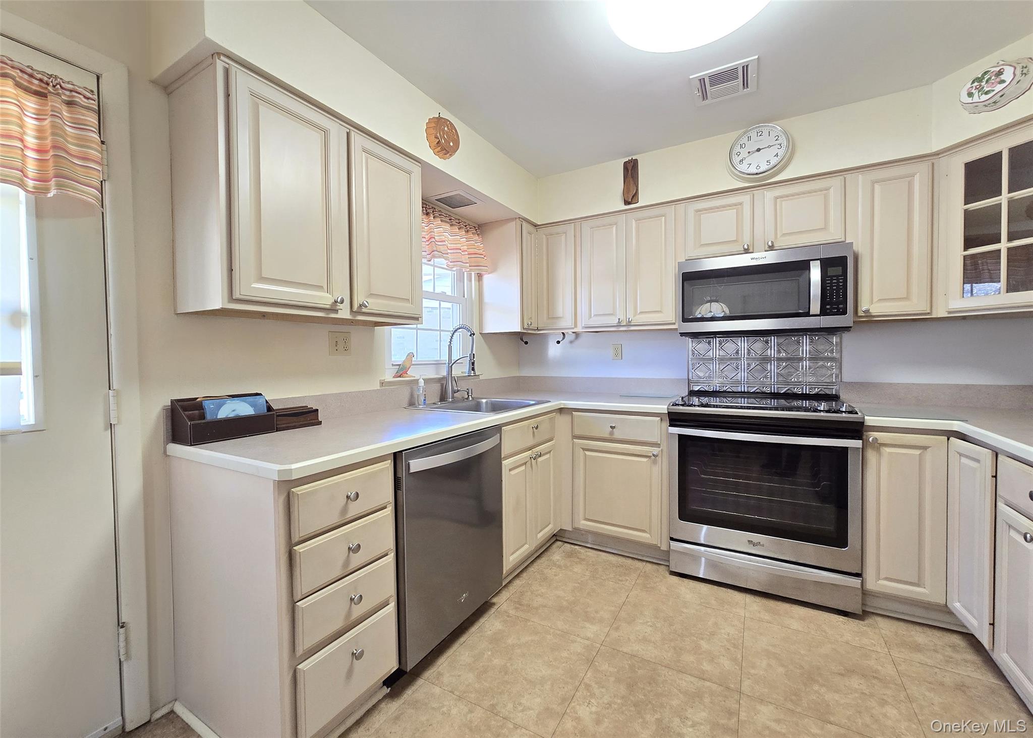 #7 photo, 289 Cardiff Court, 롱 아일랜드 Ridge , NY 11961