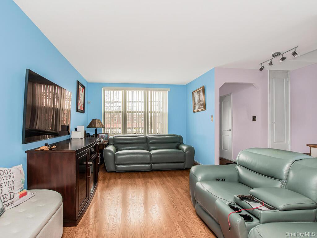 #2 photo, 3337 Eastchester Road, 布朗士 Bronx , NY 10469