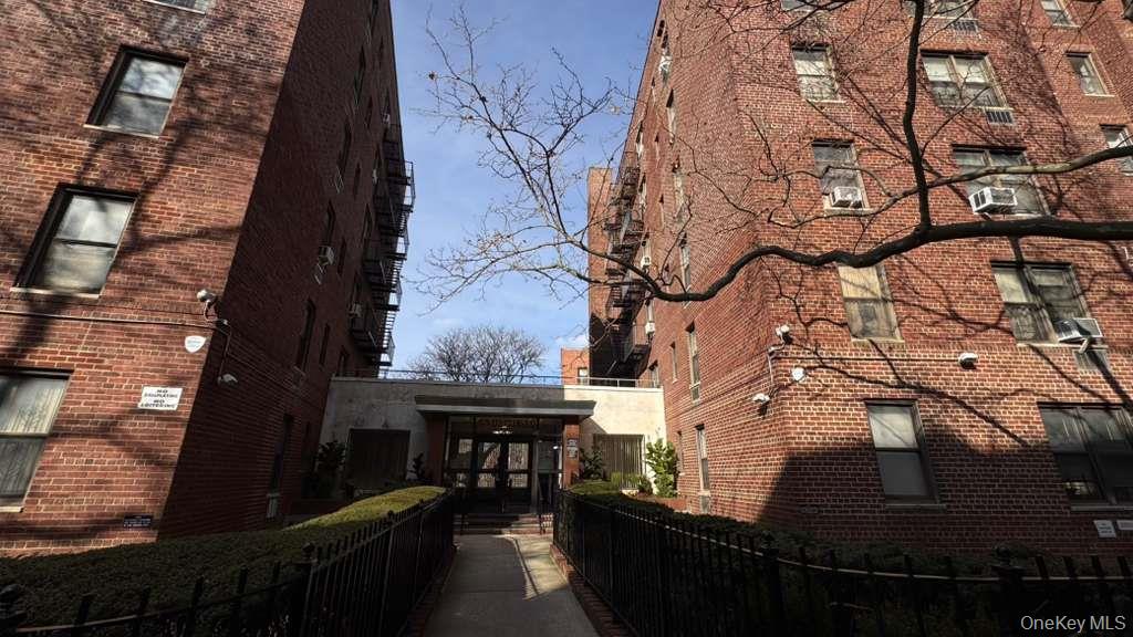 #16 photo, 141-05 Pershing Crescent, קווינס Briarwood , NY 11435