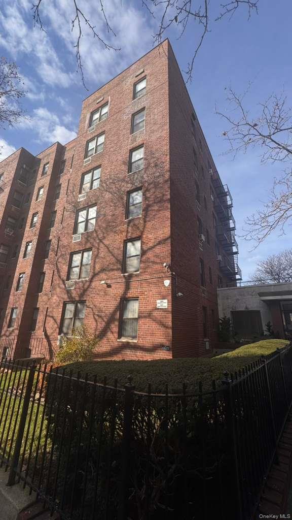 #17 photo, 141-05 Pershing Crescent, קווינס Briarwood , NY 11435