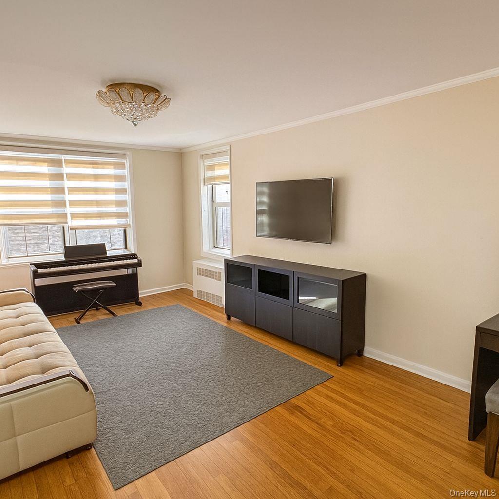 #2 photo, 141-05 Pershing Crescent, קווינס Briarwood , NY 11435