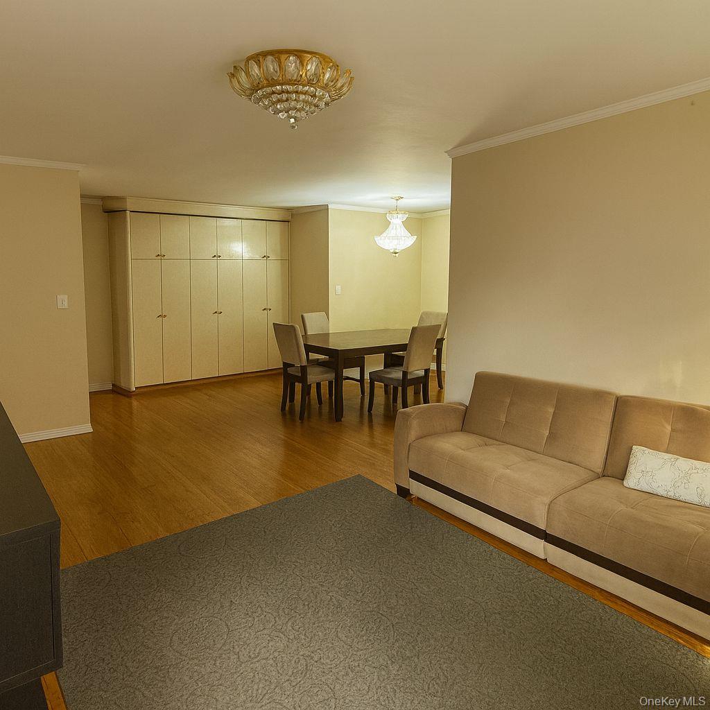 #4 photo, 141-05 Pershing Crescent, קווינס Briarwood , NY 11435