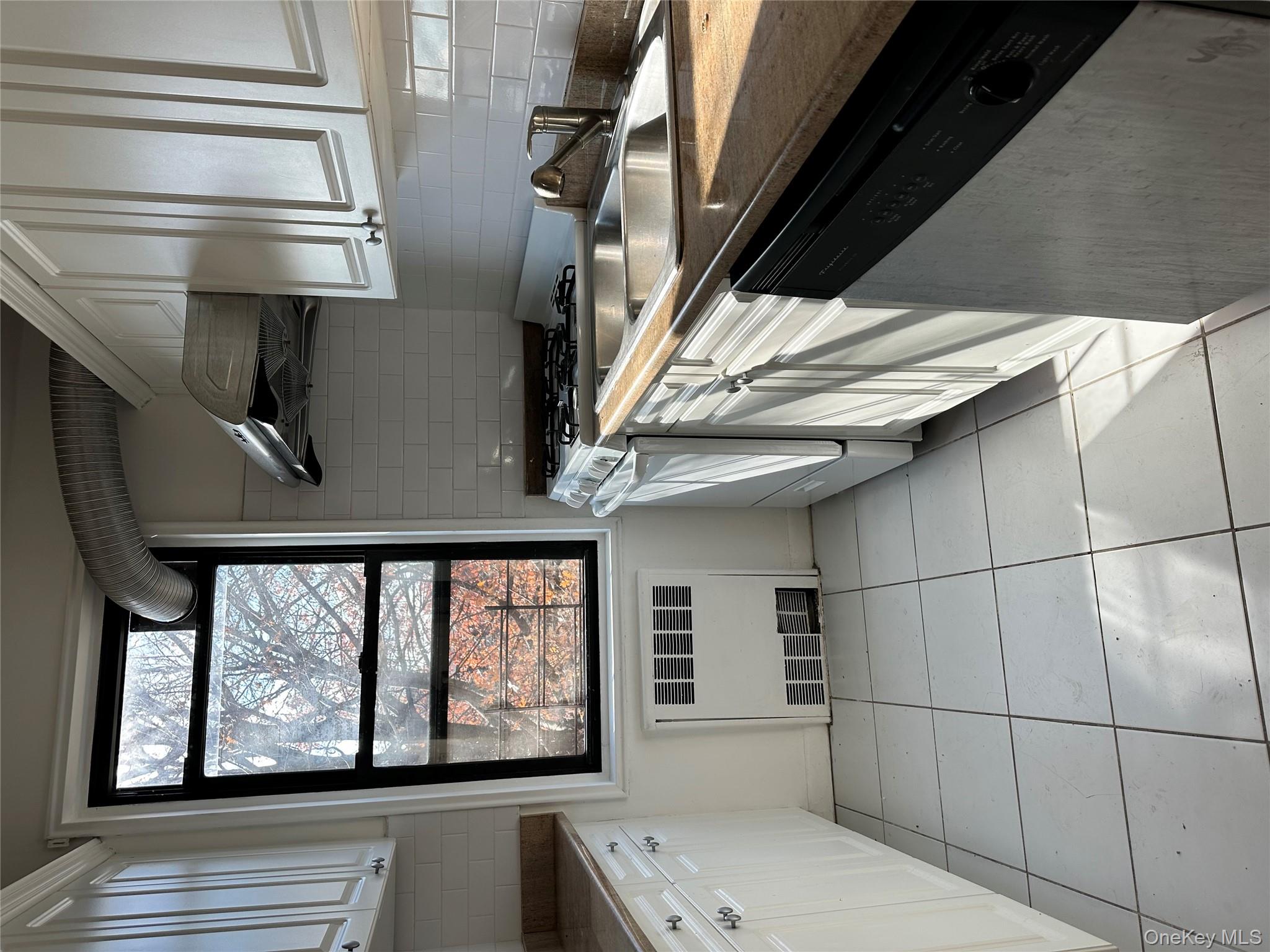 #13 photo, 150-29 72 Garden, קווינס Kew Garden Hills , NY 11367