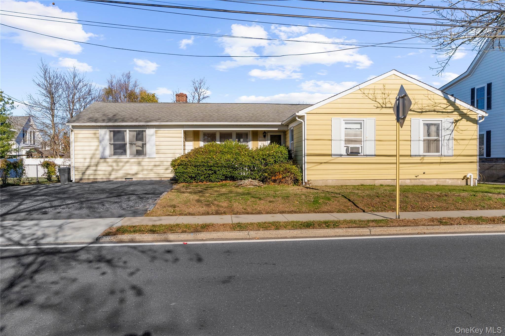 #2 photo, 27 Simon Street, Babylon , NY 11702