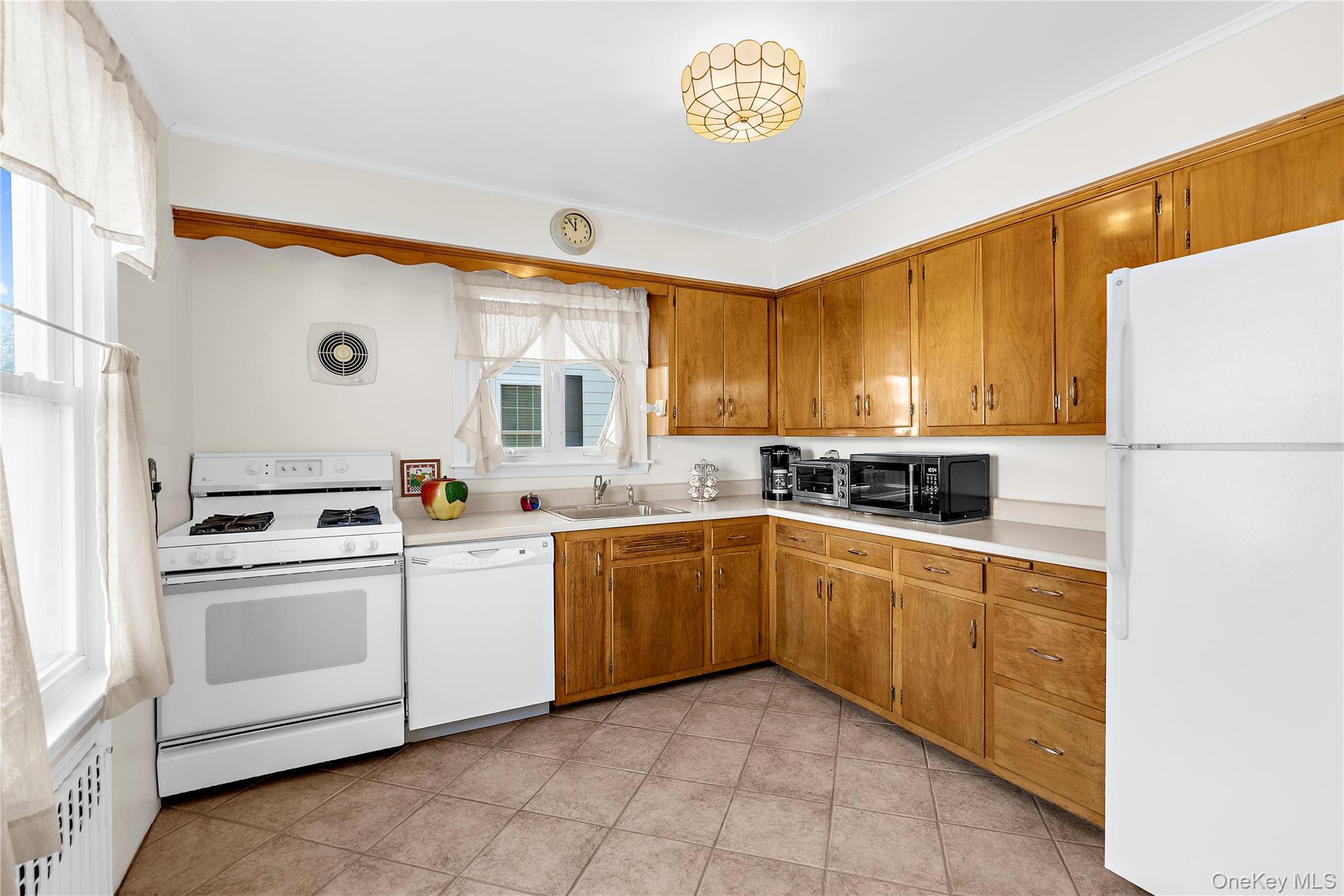 #6 photo, 27 Simon Street, Babylon , NY 11702