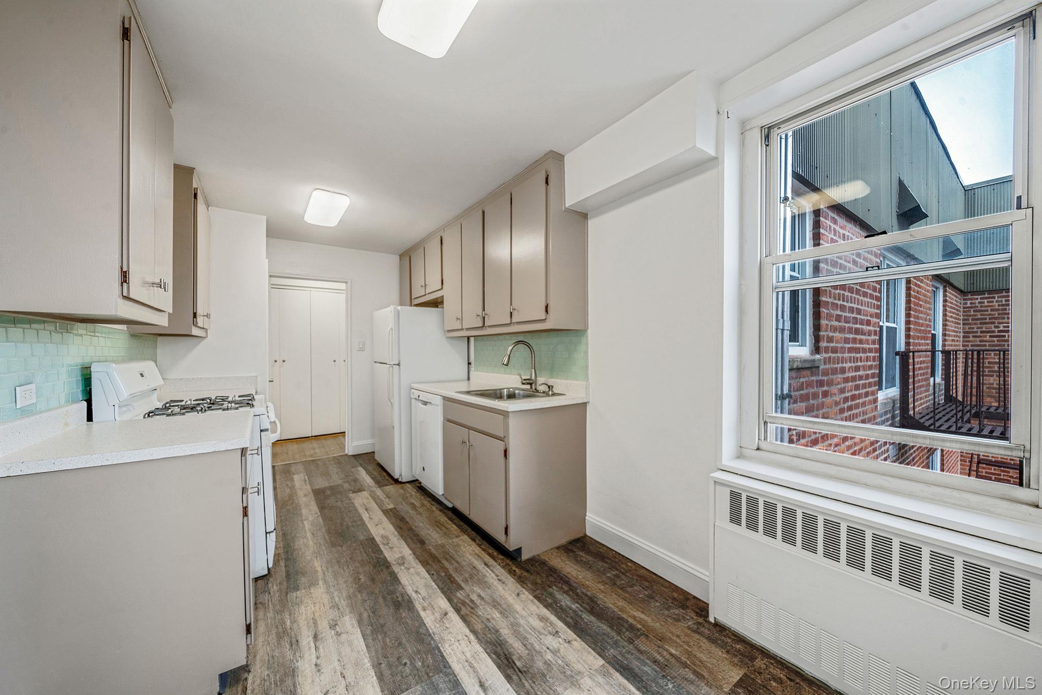 #10 photo, 23-20 Bell Boulevard, Куинс ‖ Bayside , NY 11360