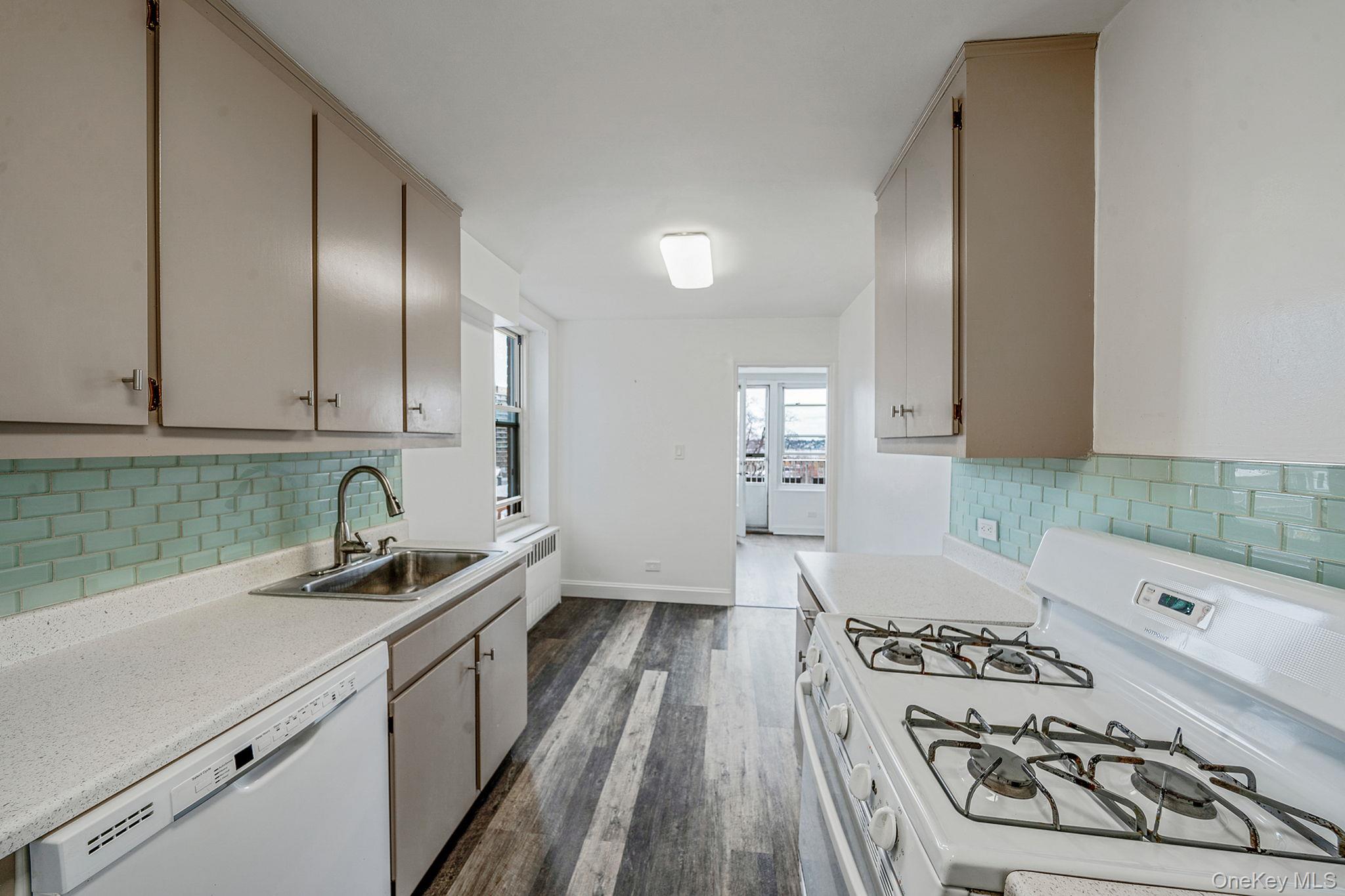 #11 photo, 23-20 Bell Boulevard, Куинс ‖ Bayside , NY 11360