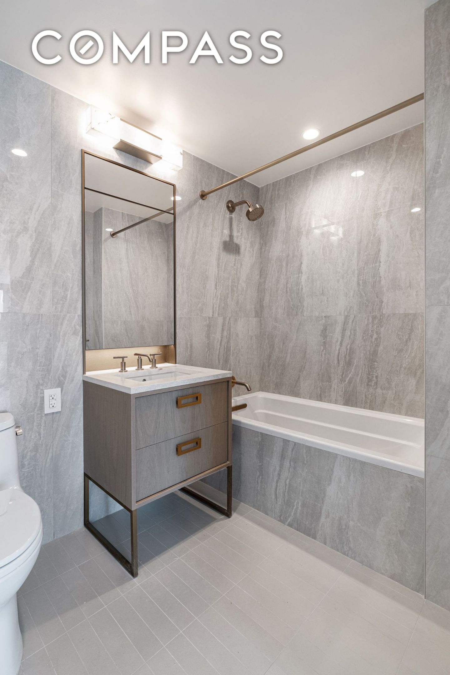 #10 photo, 3 Court Square, Long Island City , NY 11101