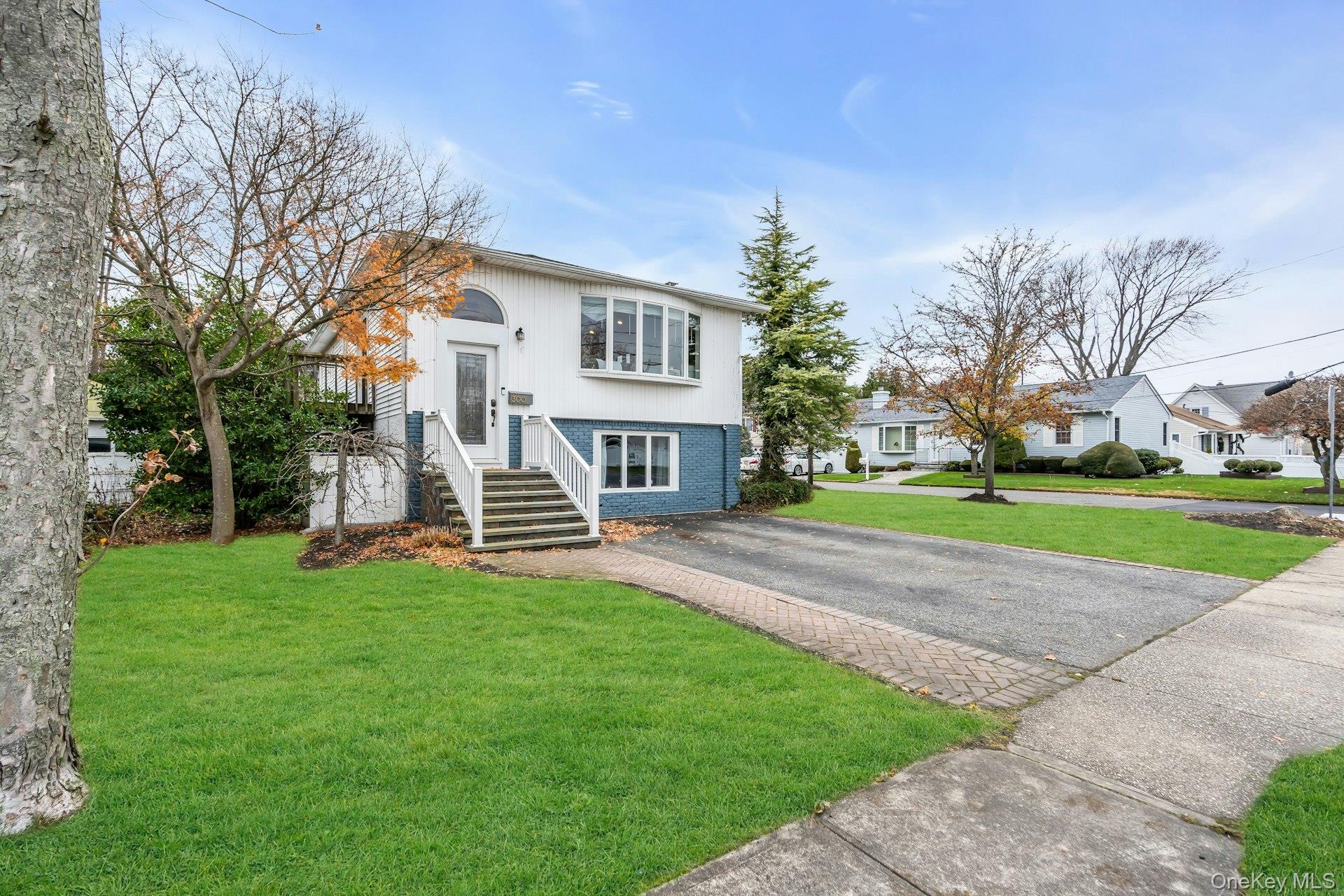 #1 photo, 300 Center Bay Drive, מחוז סאפוק West Islip , NY 11795