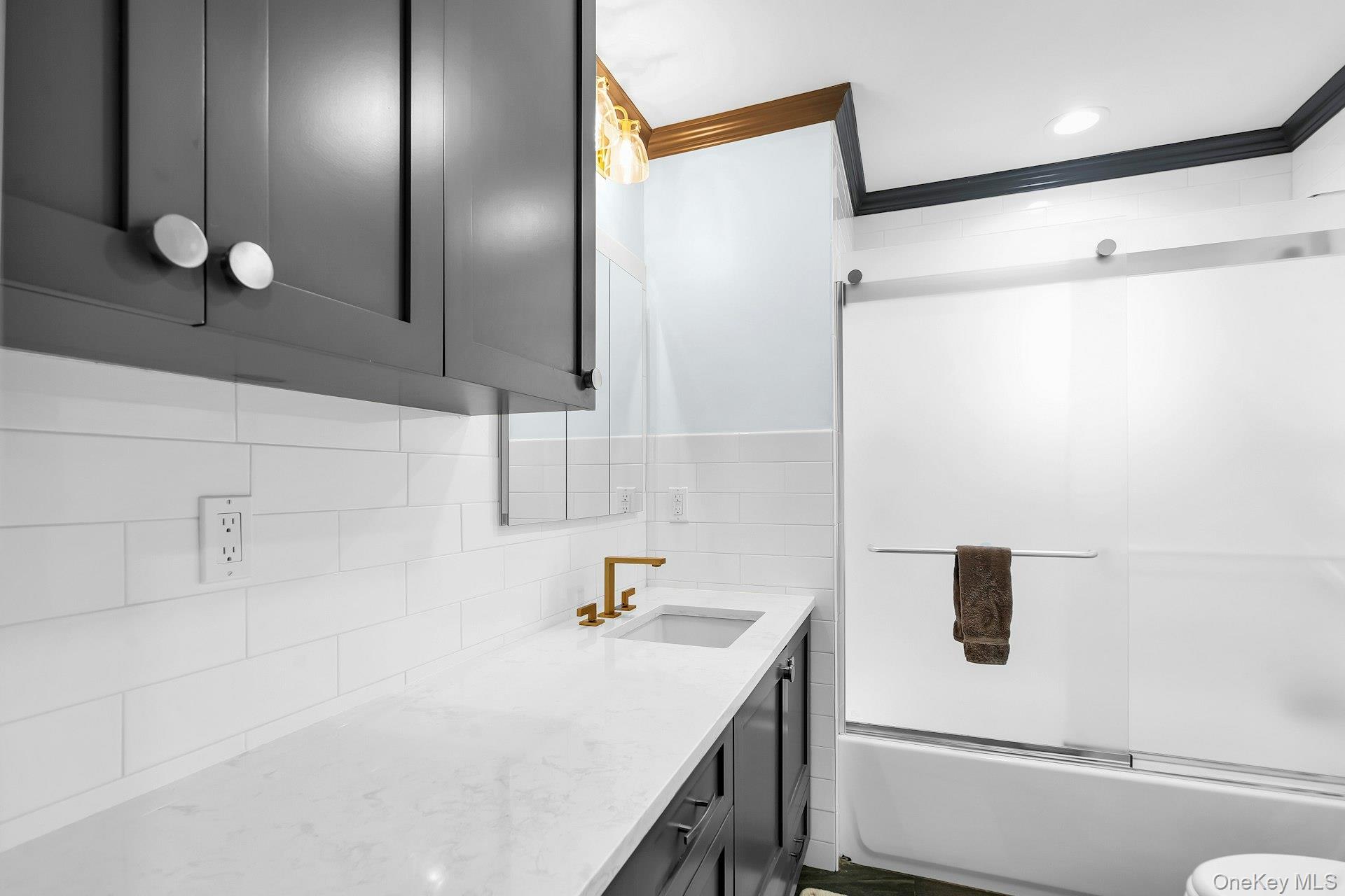 #11 photo, 300 Center Bay Drive, מחוז סאפוק West Islip , NY 11795