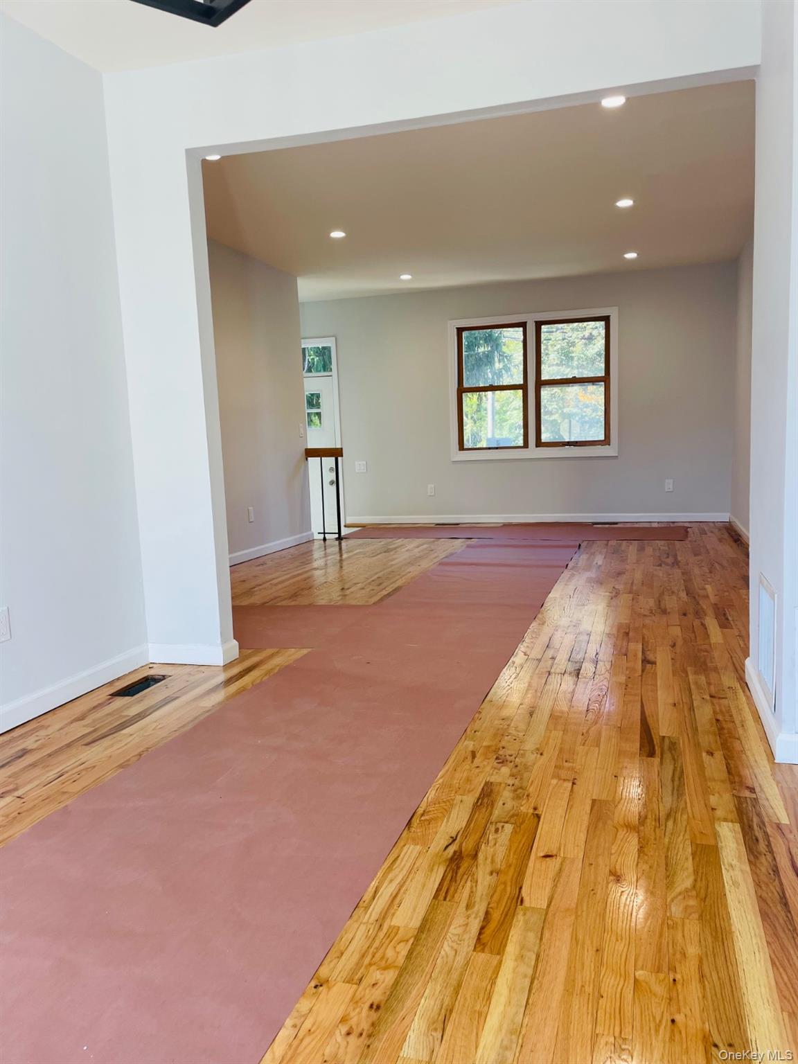 #3 photo, 16 Oldwood Road, Port Washington , NY 11050