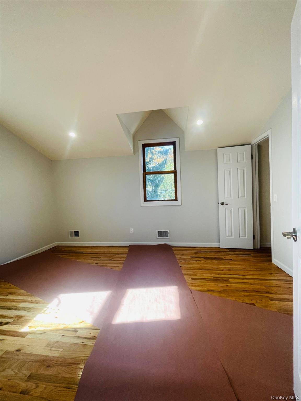 #9 photo, 16 Oldwood Road, Port Washington , NY 11050